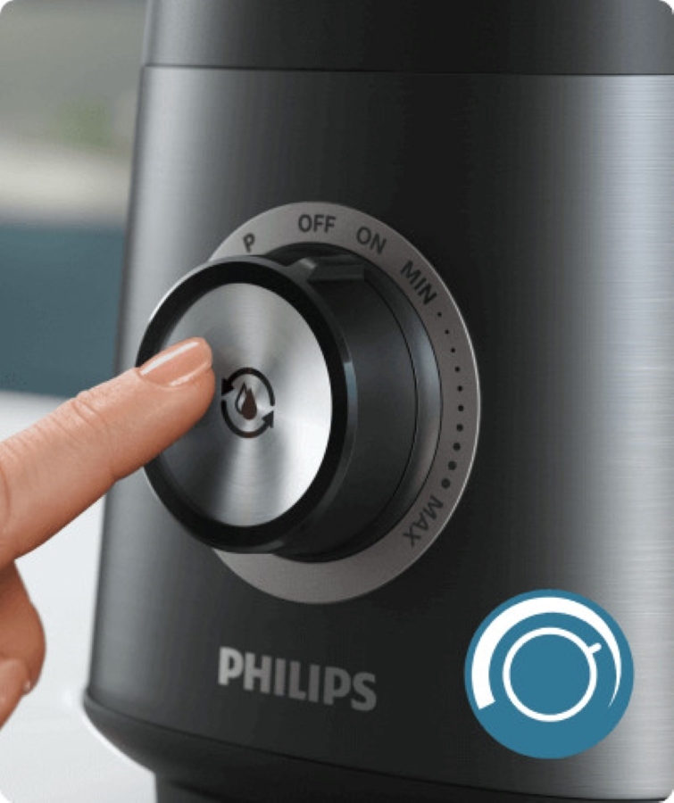 Palec osoby dotyka pokrętła na czarnym blenderze.