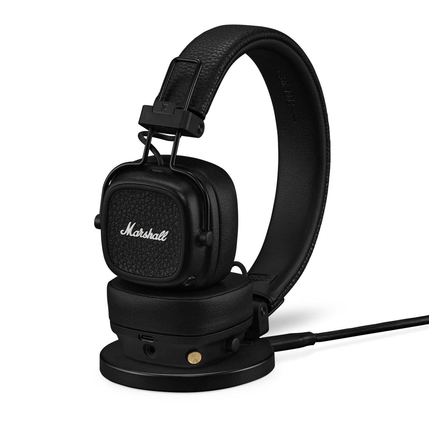 Casque Marshall noir sur un socle de chargement. Le casque est en cuir.