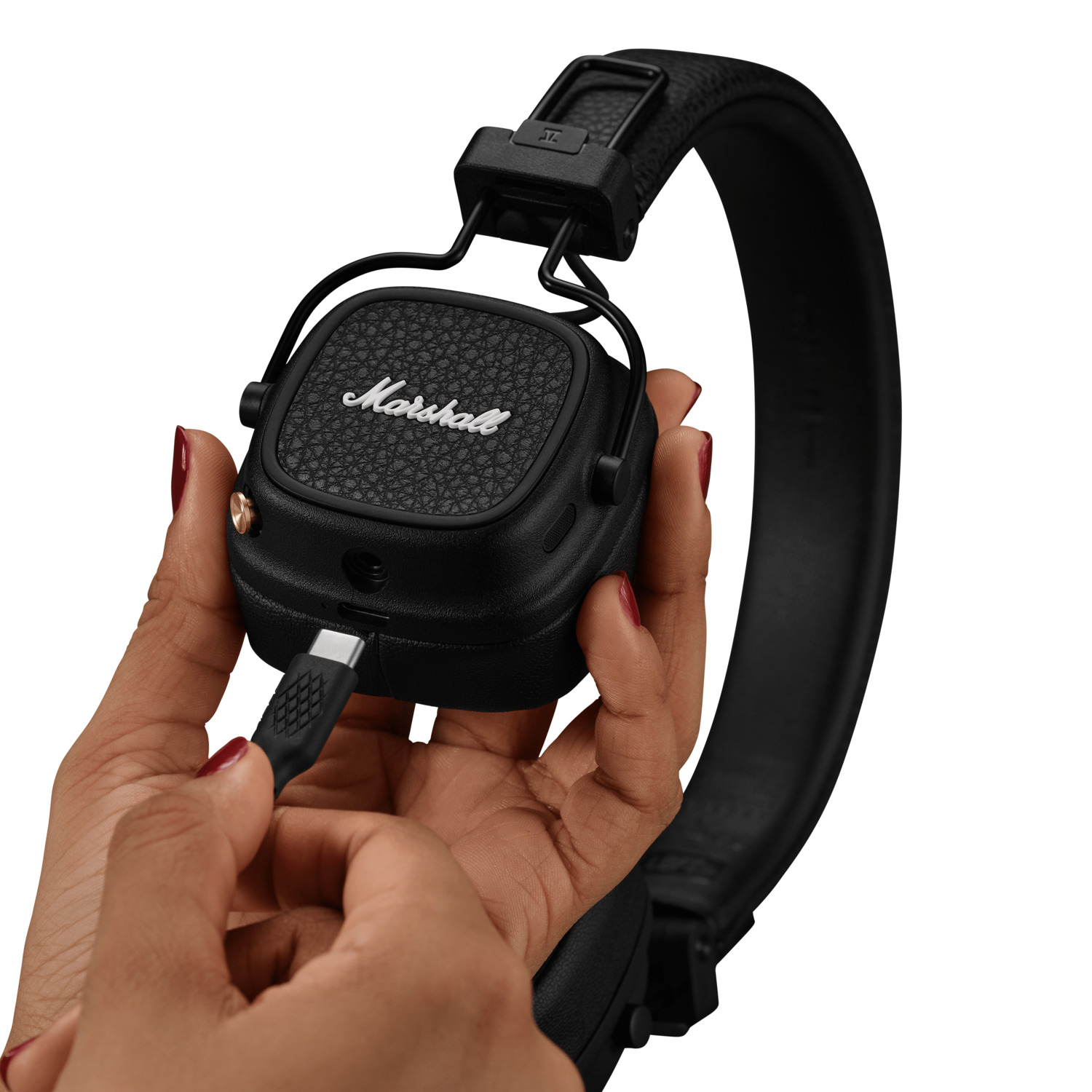 Personne aux cheveux blonds portant un casque de jeu regardant la caméra.