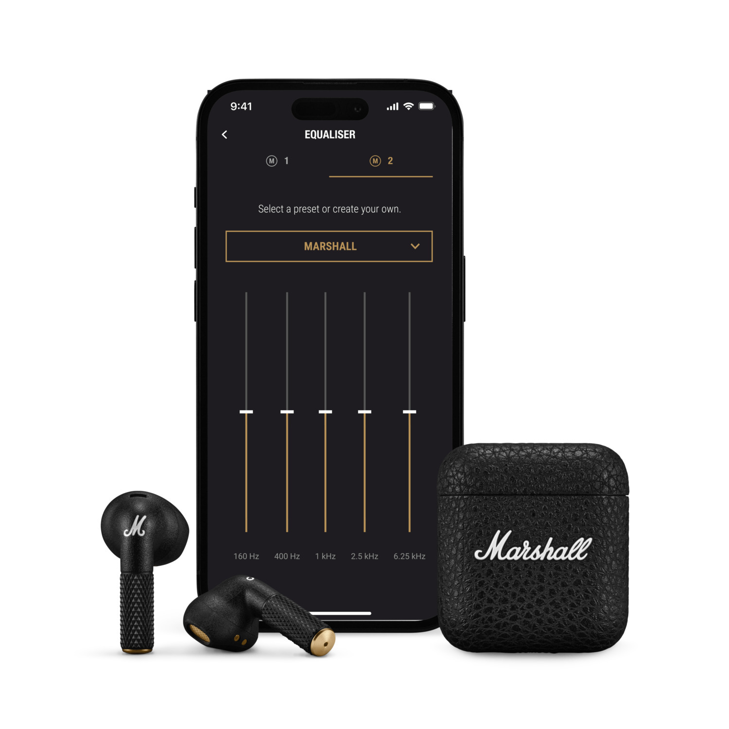 Écouteurs Marshall noirs, un étui de chargement et un téléphone affichant une interface d'égaliseur.