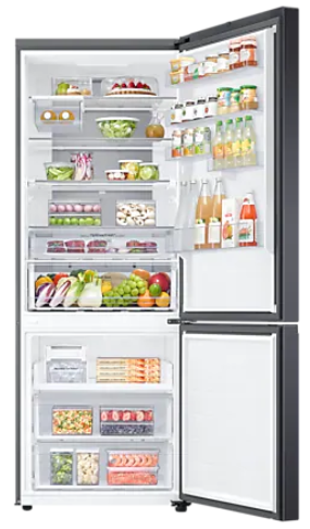 Widok z boku czarnego telewizora ze srebrną ramką. Białe tło.