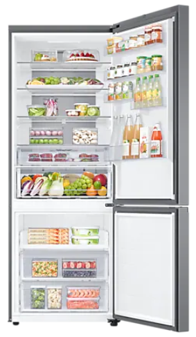 Otwarta lodówka z różnymi półkami i szufladami wypełnionymi jedzeniem i napojami.