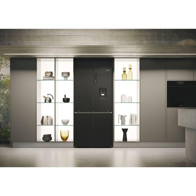 Ein schwarzer Kühlschrank, eingebaut in eine moderne Küche.