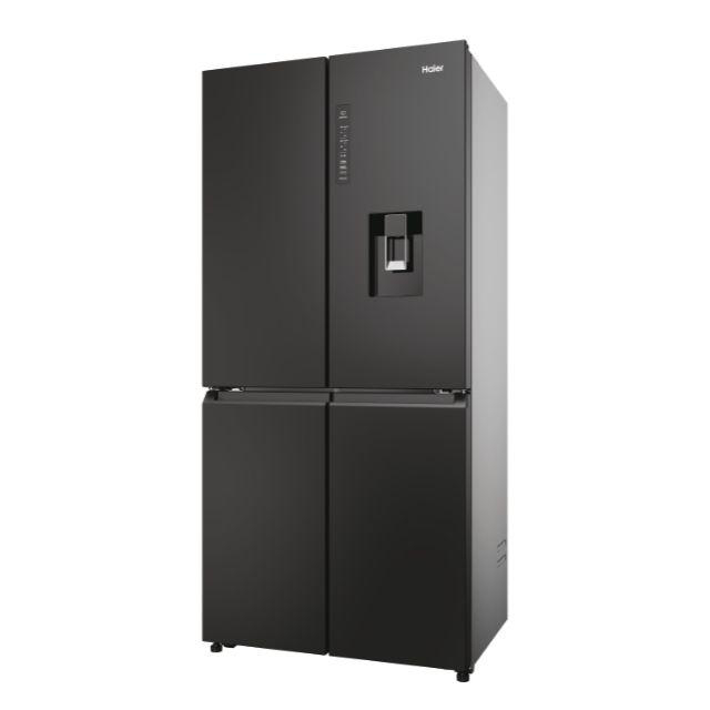 Schwarzer Haier Kühlschrank mit vier Türen, auf weißem Hintergrund.