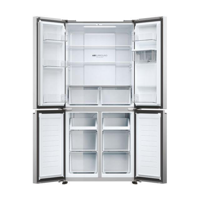 Offener Kühlschrank aus Edelstahl mit Regalen und Schubladen. Weiße Innenausstattung.