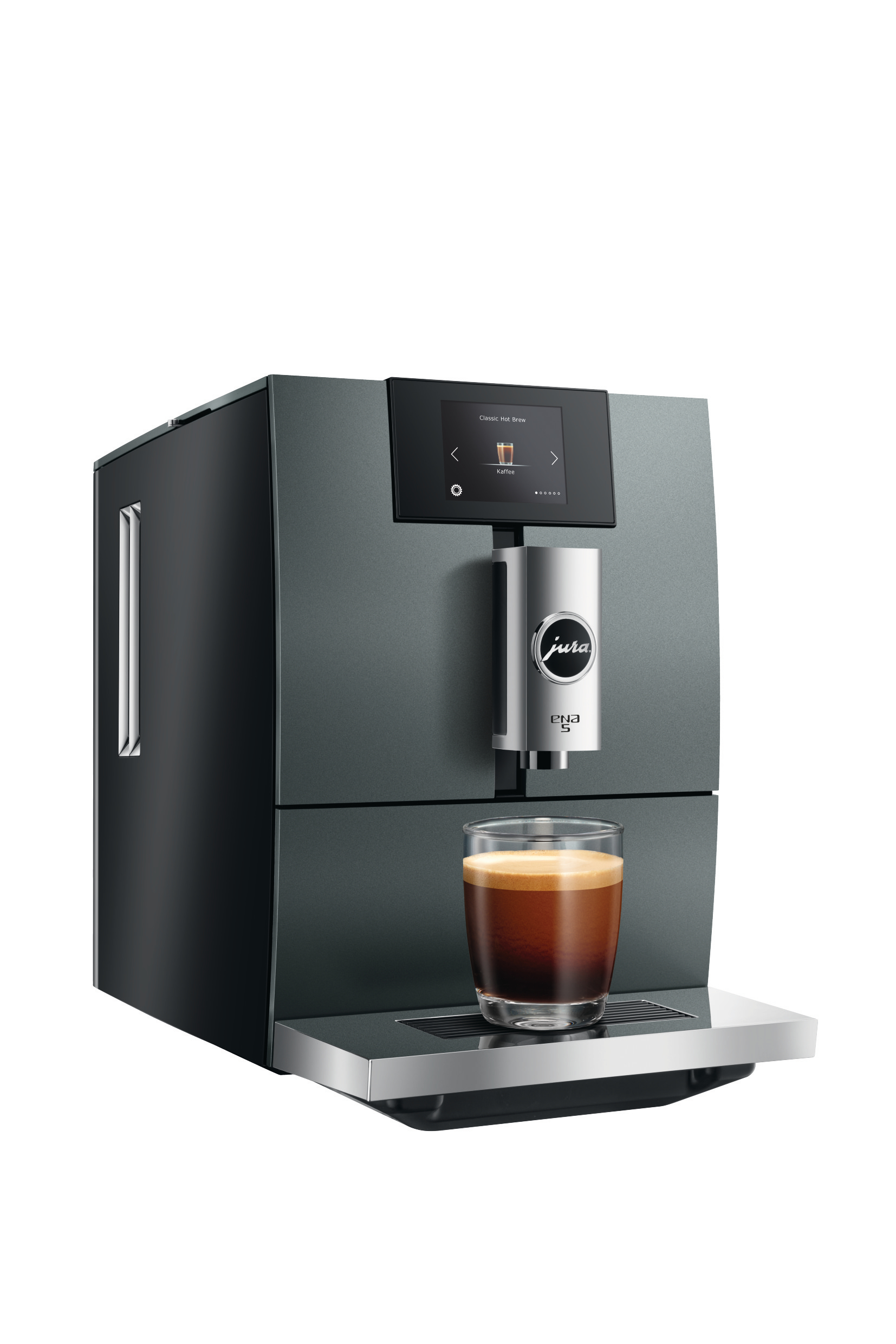 Eine dunkelgraue Espressomaschine mit einem Glas Kaffee. Es ist auf weißem Hintergrund.