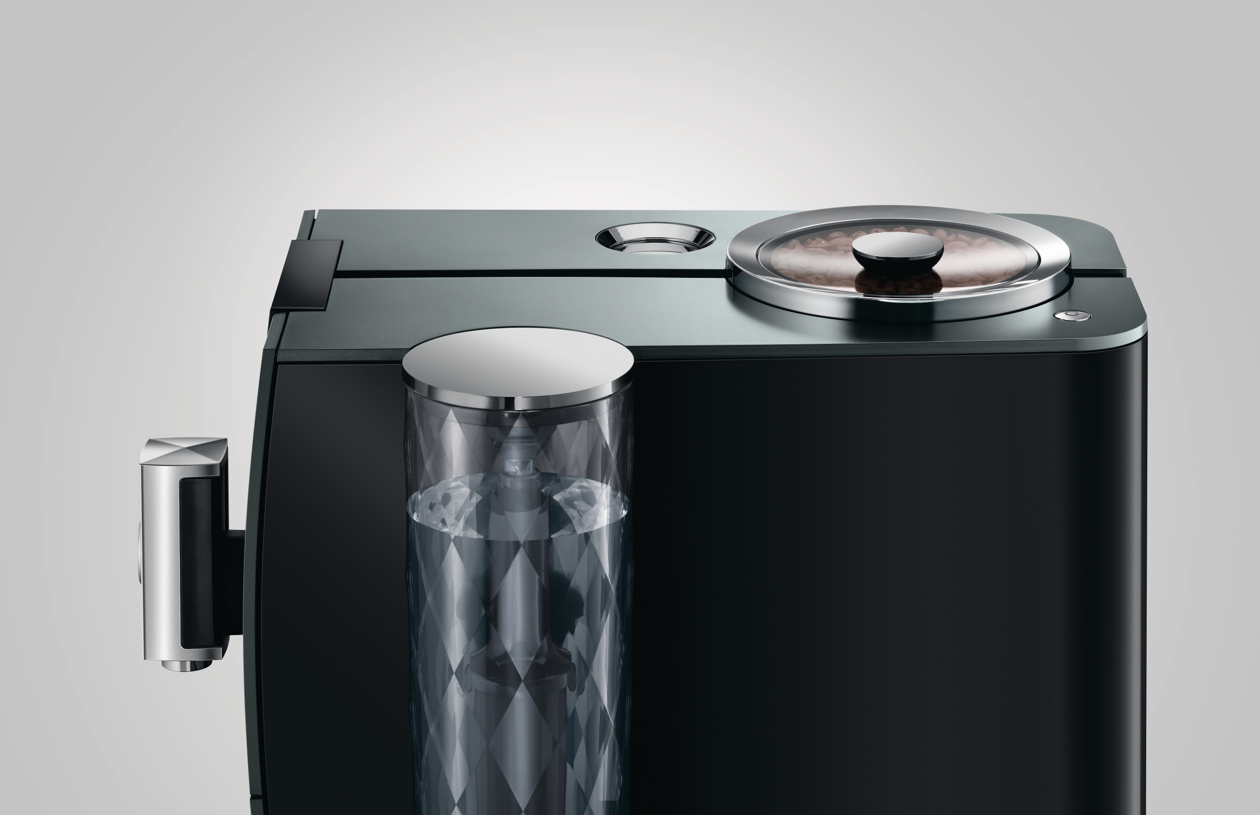 Nahaufnahme einer schwarzen Jura Kaffeemaschine, die Oberseite und den Wassertank zeigt.