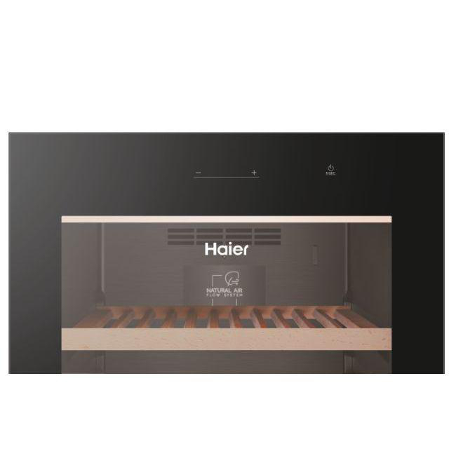 Schwarzer Haier Weinkühler. Glastür zeigt Innenraum mit Holzregalen. Oben befinden sich Knöpfe.