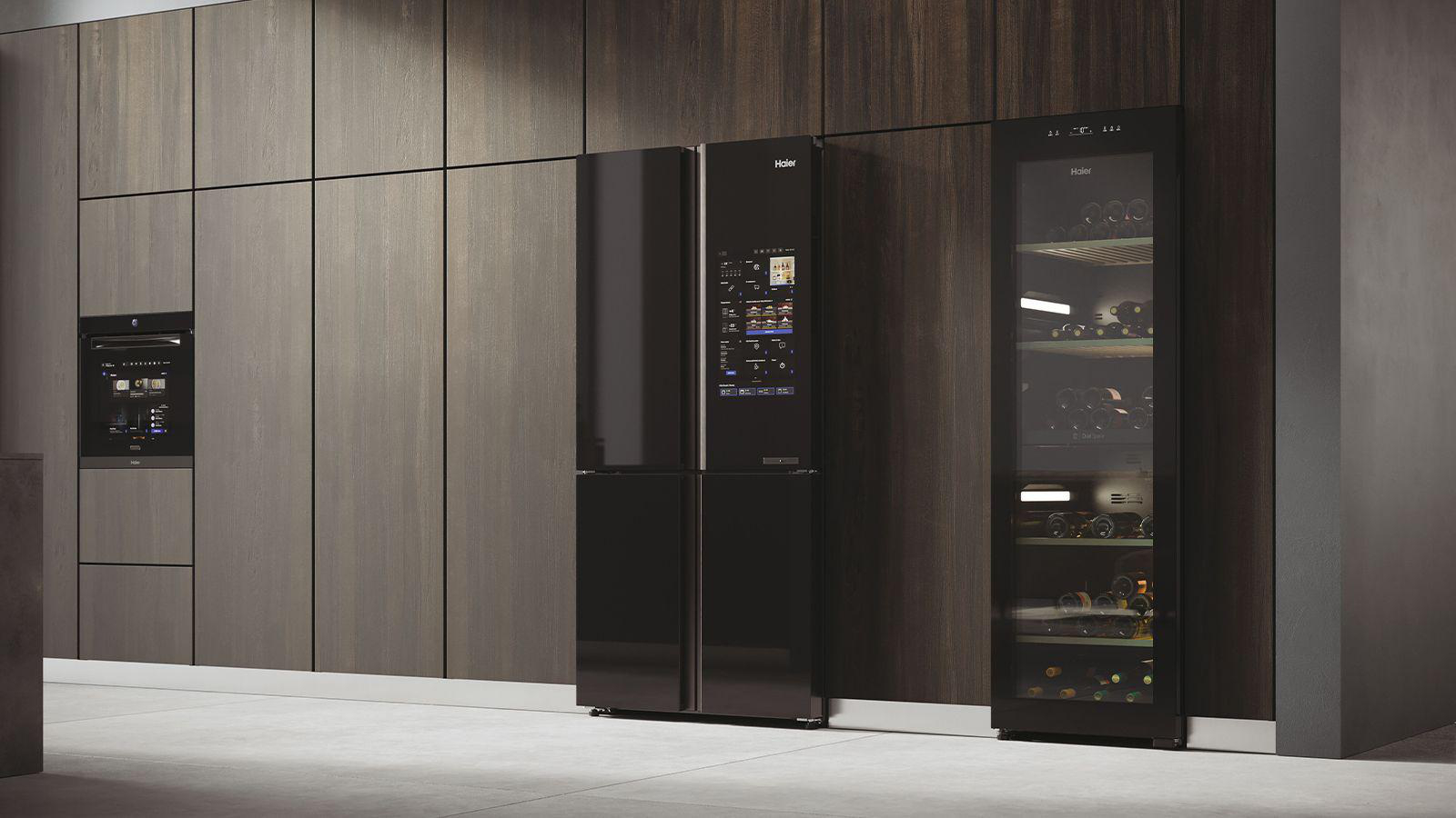 Moderne Kücheneinrichtung mit Haier-Kühlschrank, Weinkühler und Einbauofen.