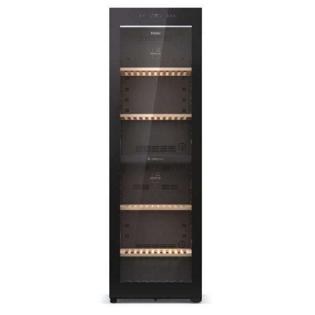 Ein schwarzer Weinkühler mit Glastüren und Holzregalen im Inneren, die Marke ist Haier.