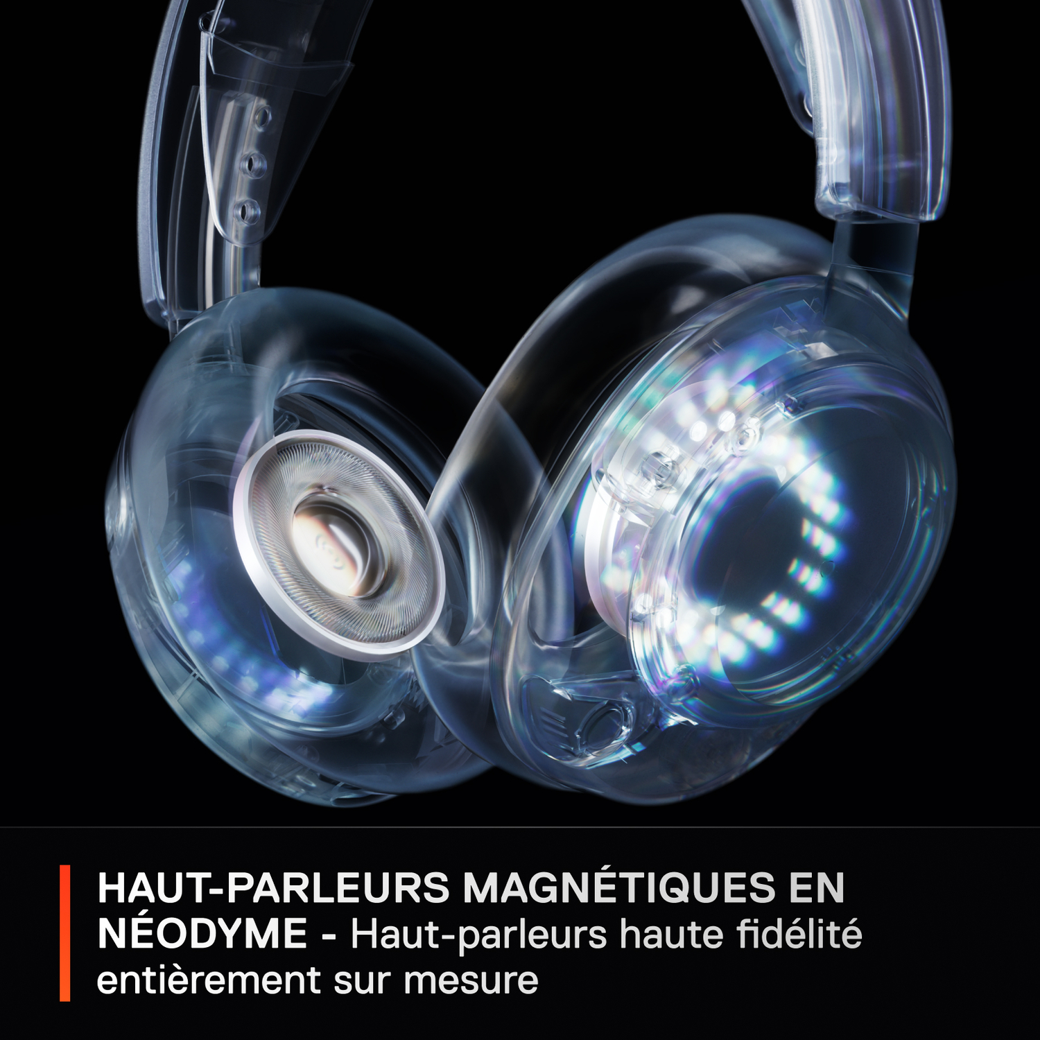Gros plan sur un casque transparent avec des lumières bleues et blanches, texte en bas.