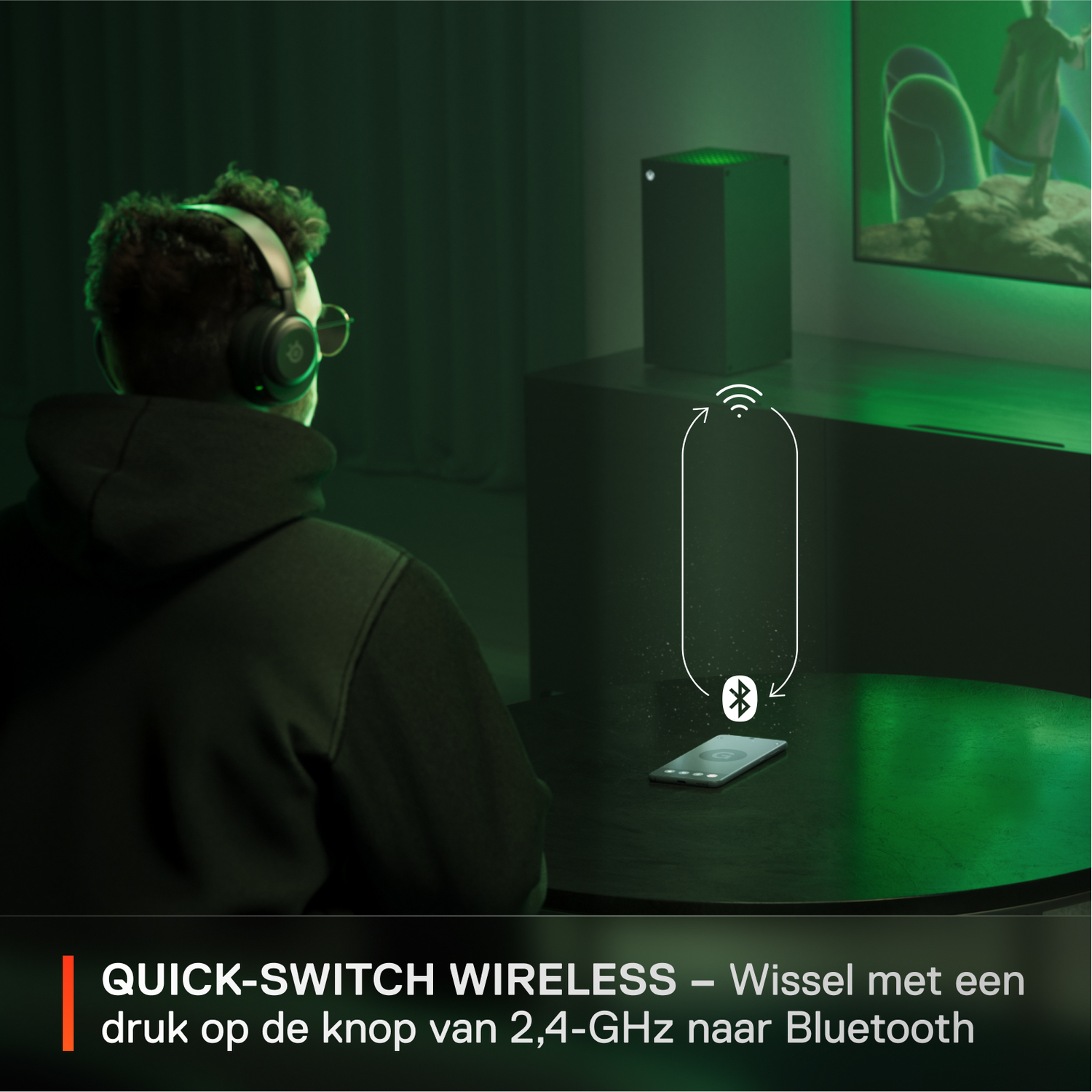 Een persoon met een koptelefoon gebruikt een telefoon bij een console.