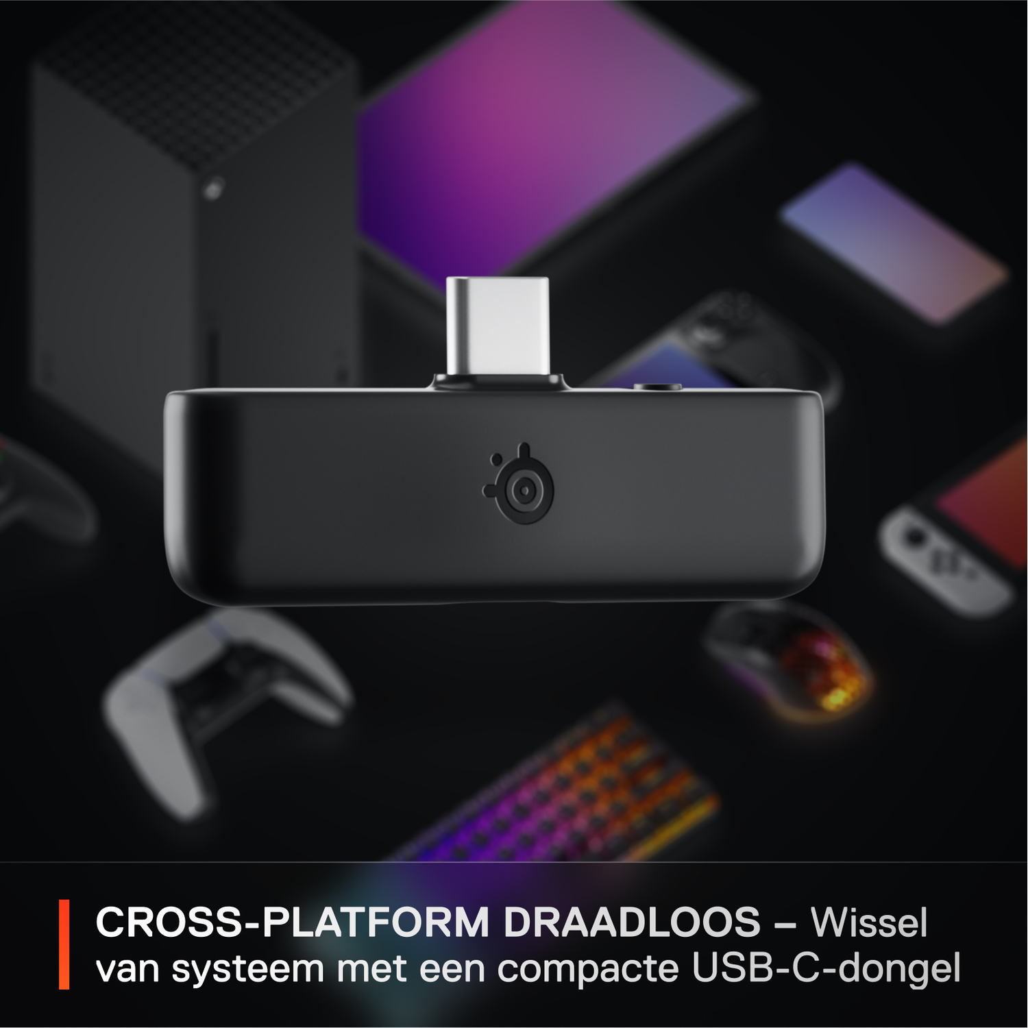 Een zwarte USB-C dongle met een logo. Omringd door game-apparaten zoals consoles.
