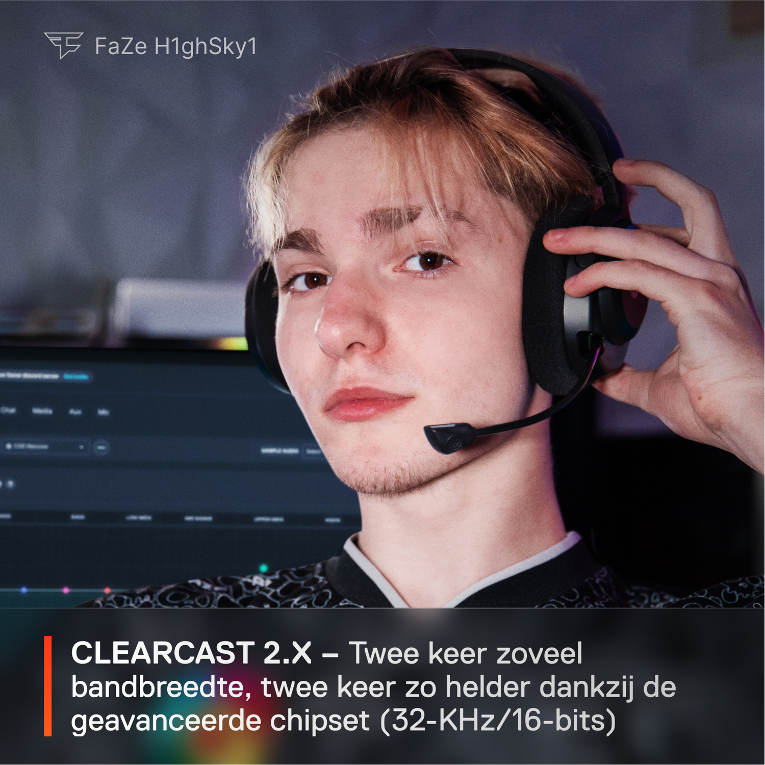 Een jonge man met een headset, die in de camera kijkt. Er staat tekst over de geavanceerde chipset.