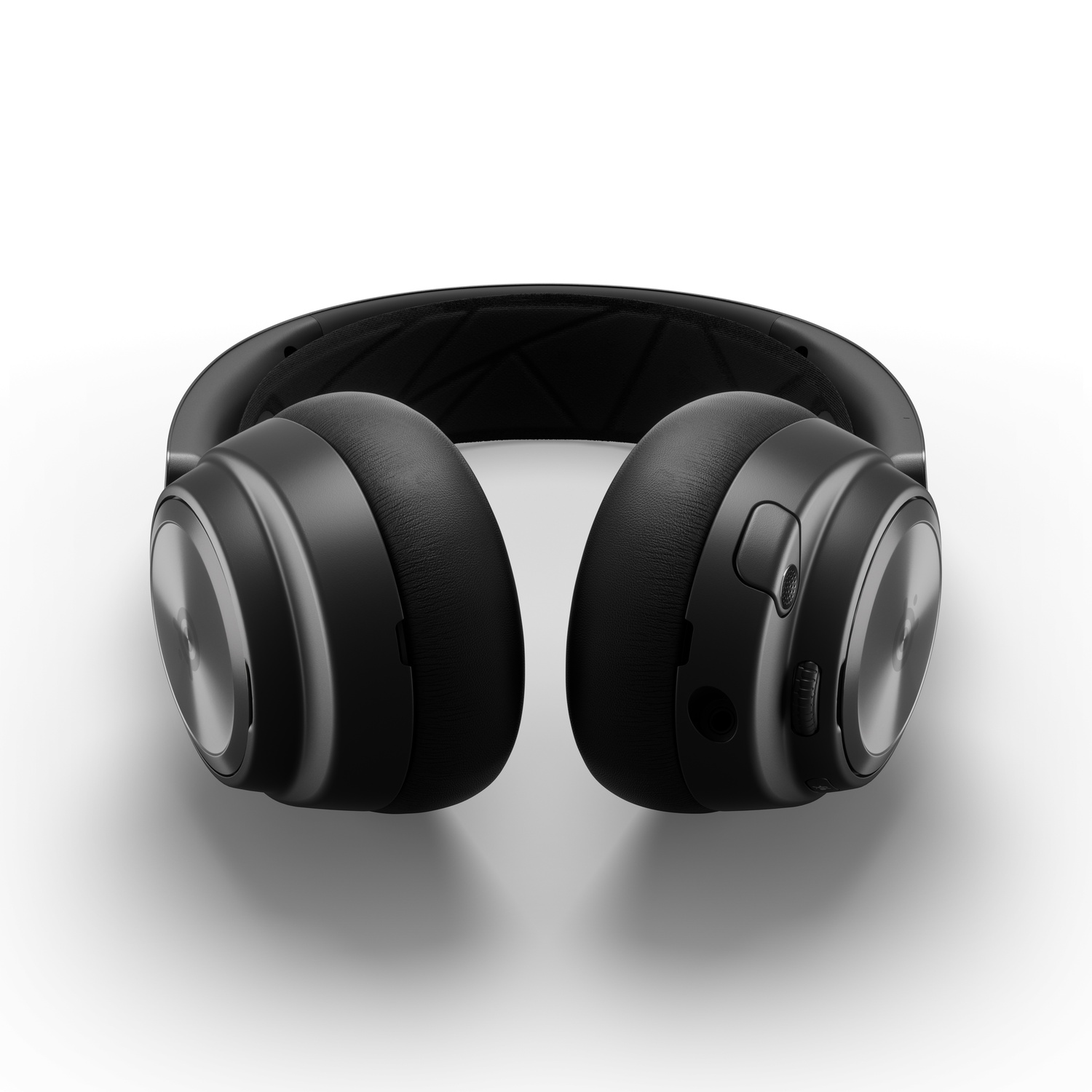 Casque noir sur fond blanc. Les oreillettes sont visibles.