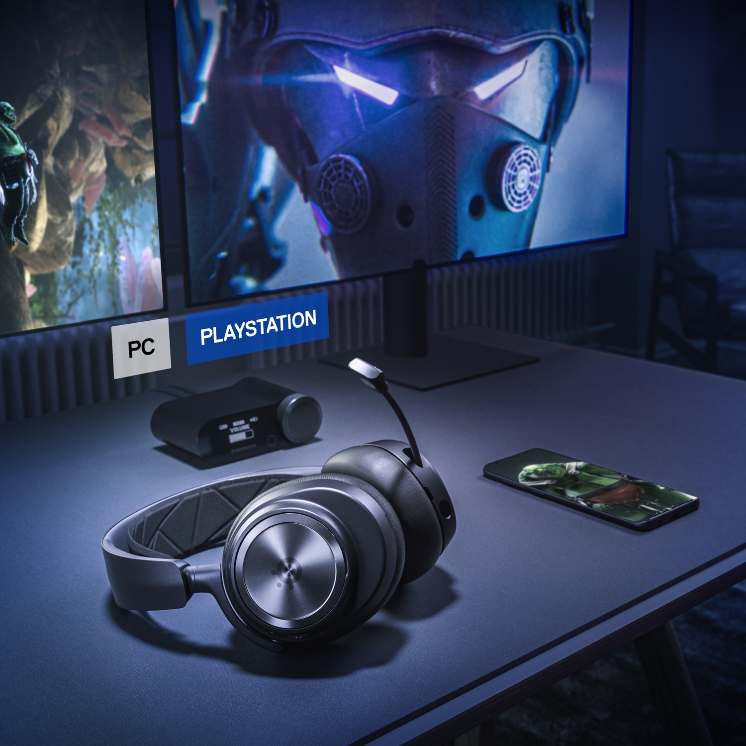 Casque noir avec micro sur le bureau. Écrans d'ordinateur, téléphone, pièce sombre.