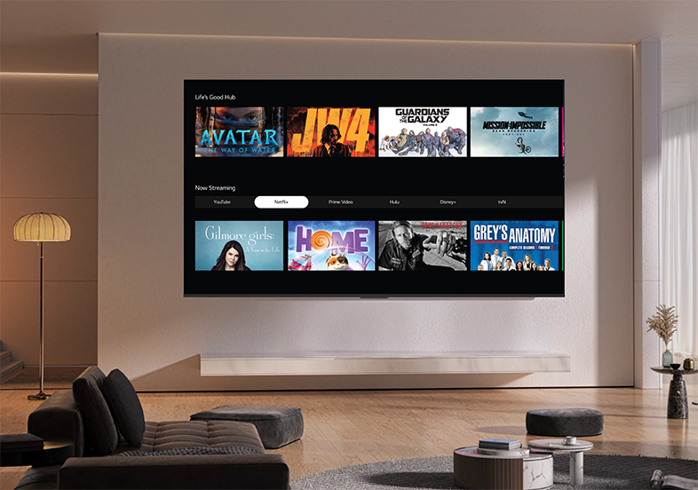 Nagy TV képernyő streaming alkalmazásokat jelenít meg: Netflix, Prime, Hulu, Disney+ stb. Modern nappali.