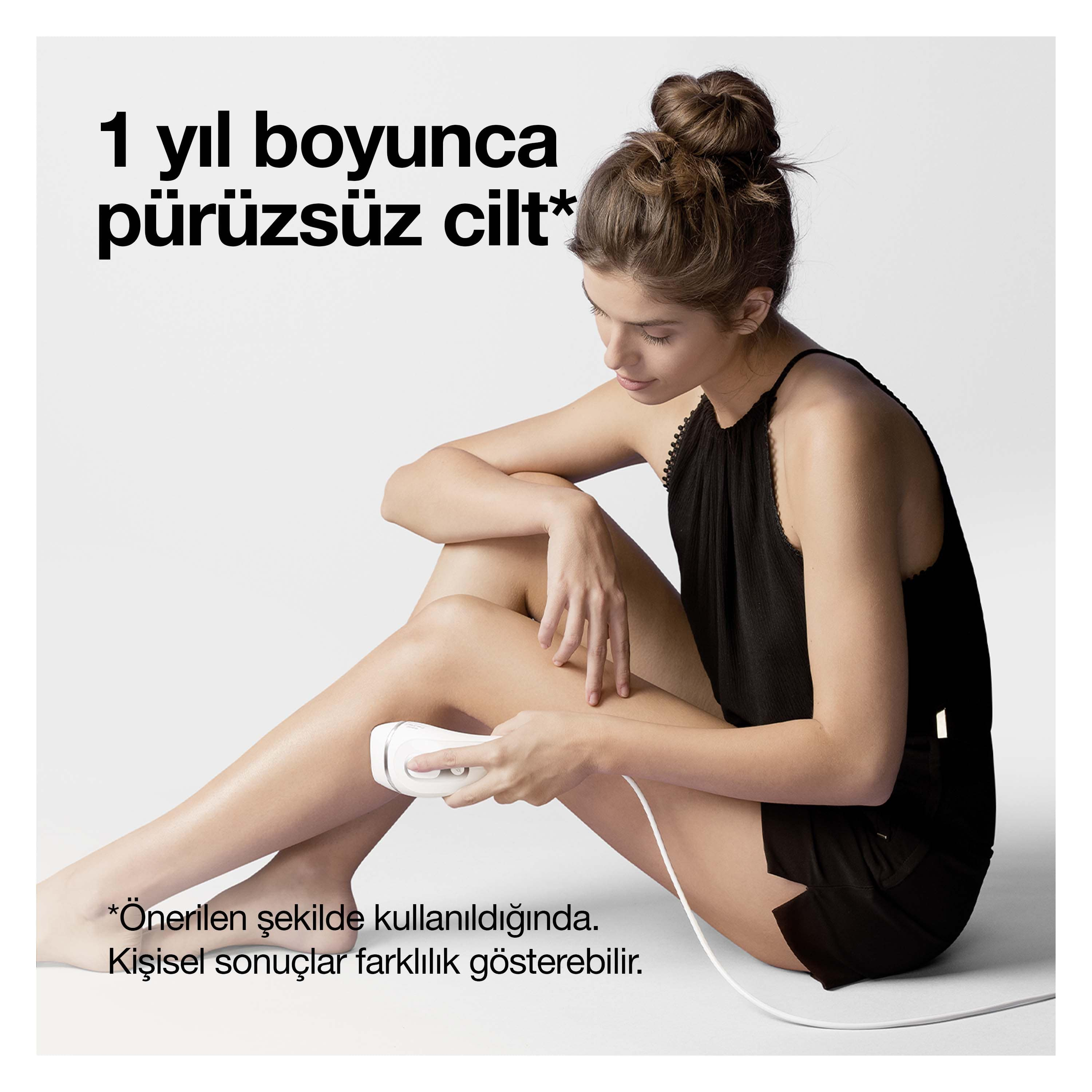 Bacağında tüy alma cihazı kullanan kadın, sol üstte Türkçe metin.
