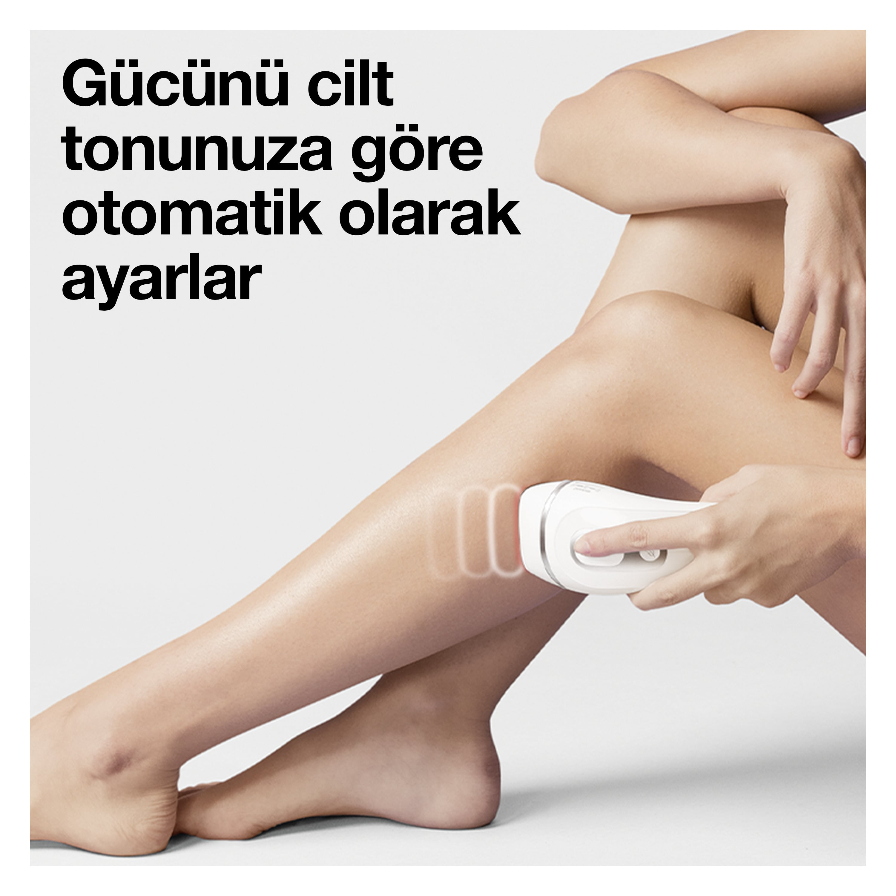 Kadın bacağında epilatör kullanıyor, cihaz gücü cilt tonuna göre ayarlıyor.