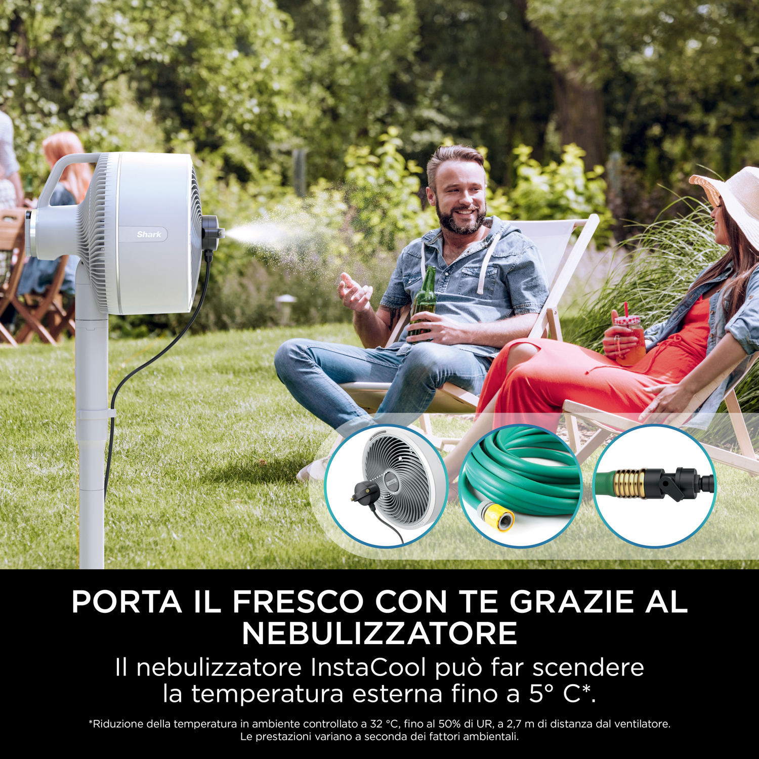 Un uomo e una donna seduti in giardino con uno Shark InstaCool. La nebbia rinfrescante è visibile.