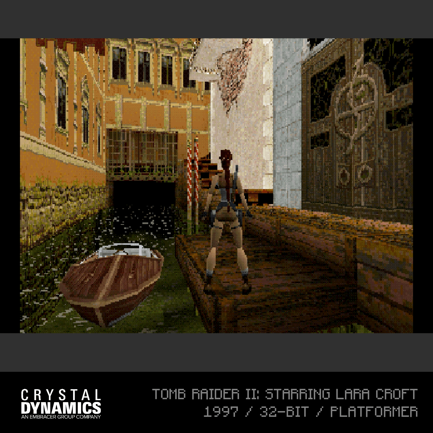 Lara Croft in einer Videospielszene, die auf einem Holzsteg steht. Ein Boot ist im Wasser. Gebäude und Wasser im Hintergrund.