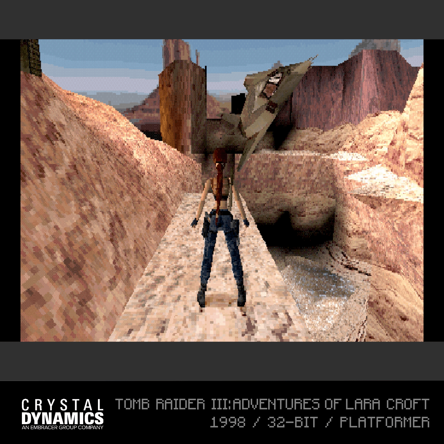 Lara Croft steht in einer Tomb Raider III-Spielszene auf einer Steinbrücke, pixelige Grafik.