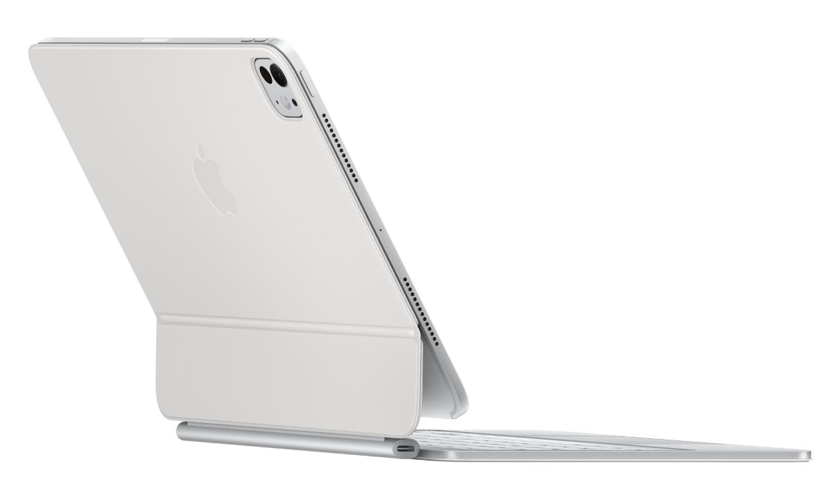 Biały iPad z etui na klawiaturę. Widoczne logo Apple. Widok pod kątem na białym tle.