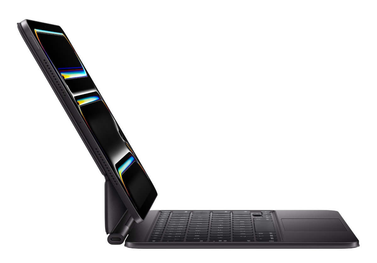 Czarny tablet oparty na osłonie klawiatury. Widok z boku, białe tło.