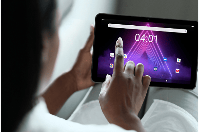 Egy személy egy tabletet tart, digitális felülettel, órával és alkalmazásikonokkal.
