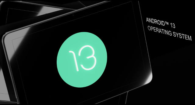 Egy tablet képernyője, amely a 13-as számot jeleníti meg neon zöld színben, mellette az 'ANDROID 13 OPERATING SYSTEM' felirattal.