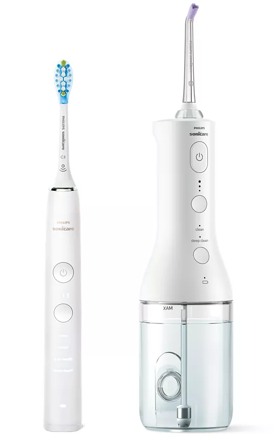 Egy elektromos fogkefe és egy Philips Sonicare szájzuhany, mindkettő fehér, fehér háttér előtt.