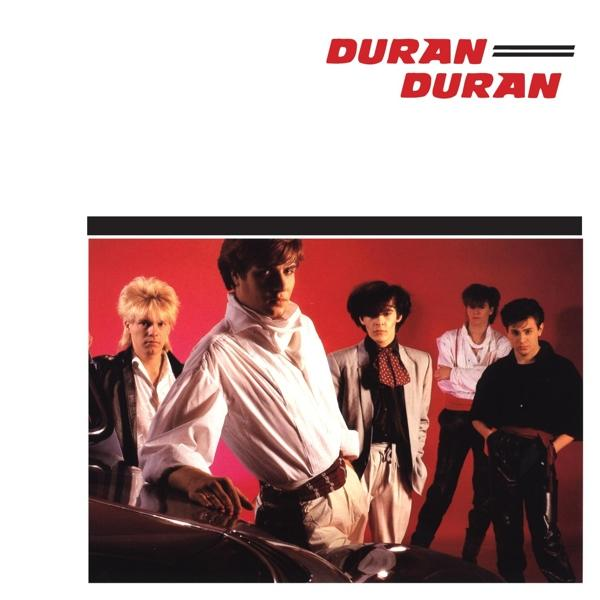 Duran Duran Albumcover mit Bandmitgliedern, die auf rotem Hintergrund posieren.