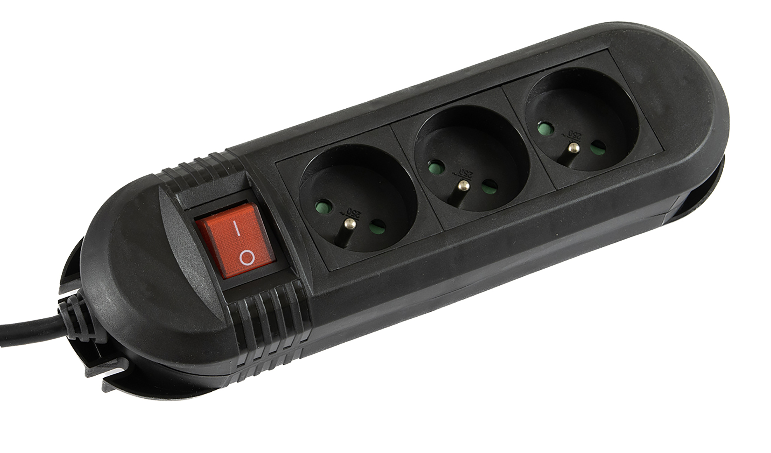 Czarny przedłużacz z trzema gniazdami, czerwonym przełącznikiem i czarnym kablem na białym tle.