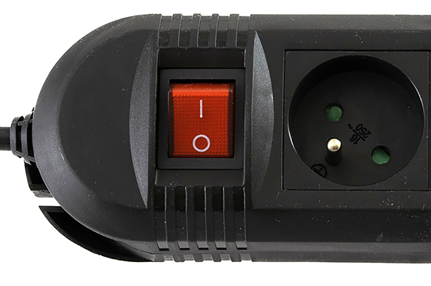 Czarna listwa zasilająca z czerwonym włącznikiem i gniazdem.