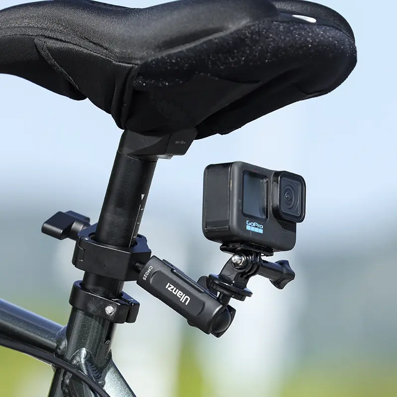 Fekete GoPro kamera egy kerékpár nyeregcsőre szerelve, fekete üléssel és háttérrel.