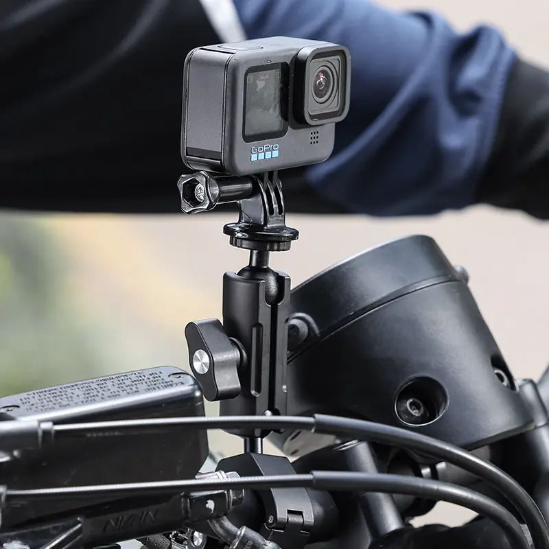 GoPro kamera motor kormányra szerelve, fekete kamera és tartó fókuszban.