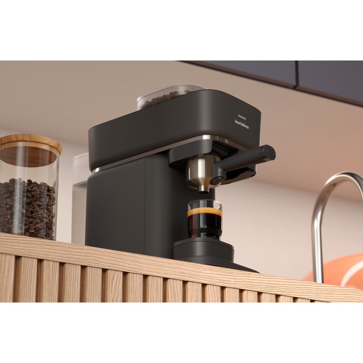 Zwarte espressomachine met een glas koffie. Een pot koffiebonen staat ernaast.