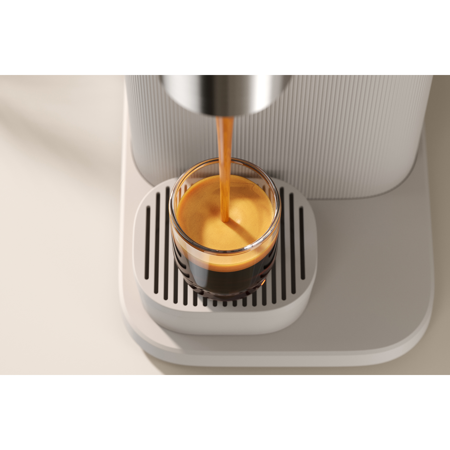 Espressomachine giet koffie in een glas. De koffie is donker, met een lichte crema.