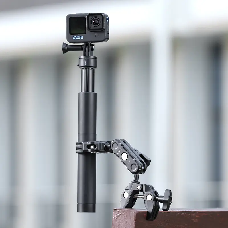 GoPro kamera egy rúdra szerelve, bilinccsel és flexibilis karral.