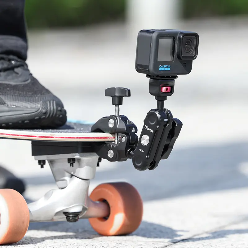 GoPro kamera gördeszkára szerelve, bilincsel és tartóval.