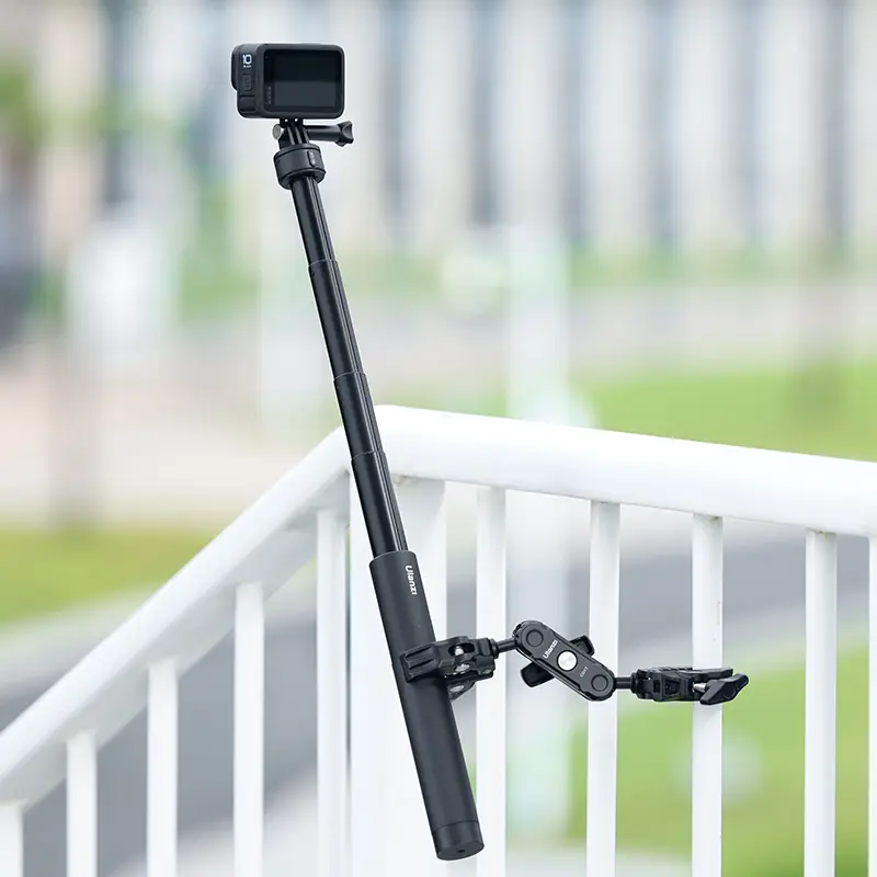 Fekete selfie bot fekete akciókamerával. A bot fehér korlátnak támaszkodik.