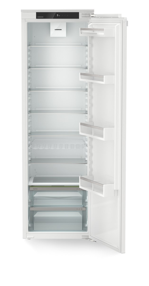 Ein offener weißer Kühlschrank mit Glasböden und Schubladen, größtenteils leer.