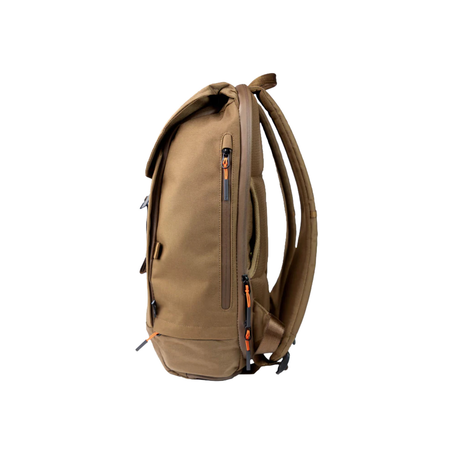 Vue latérale d'un sac à dos marron avec fermetures éclair et sangles, sur fond blanc.