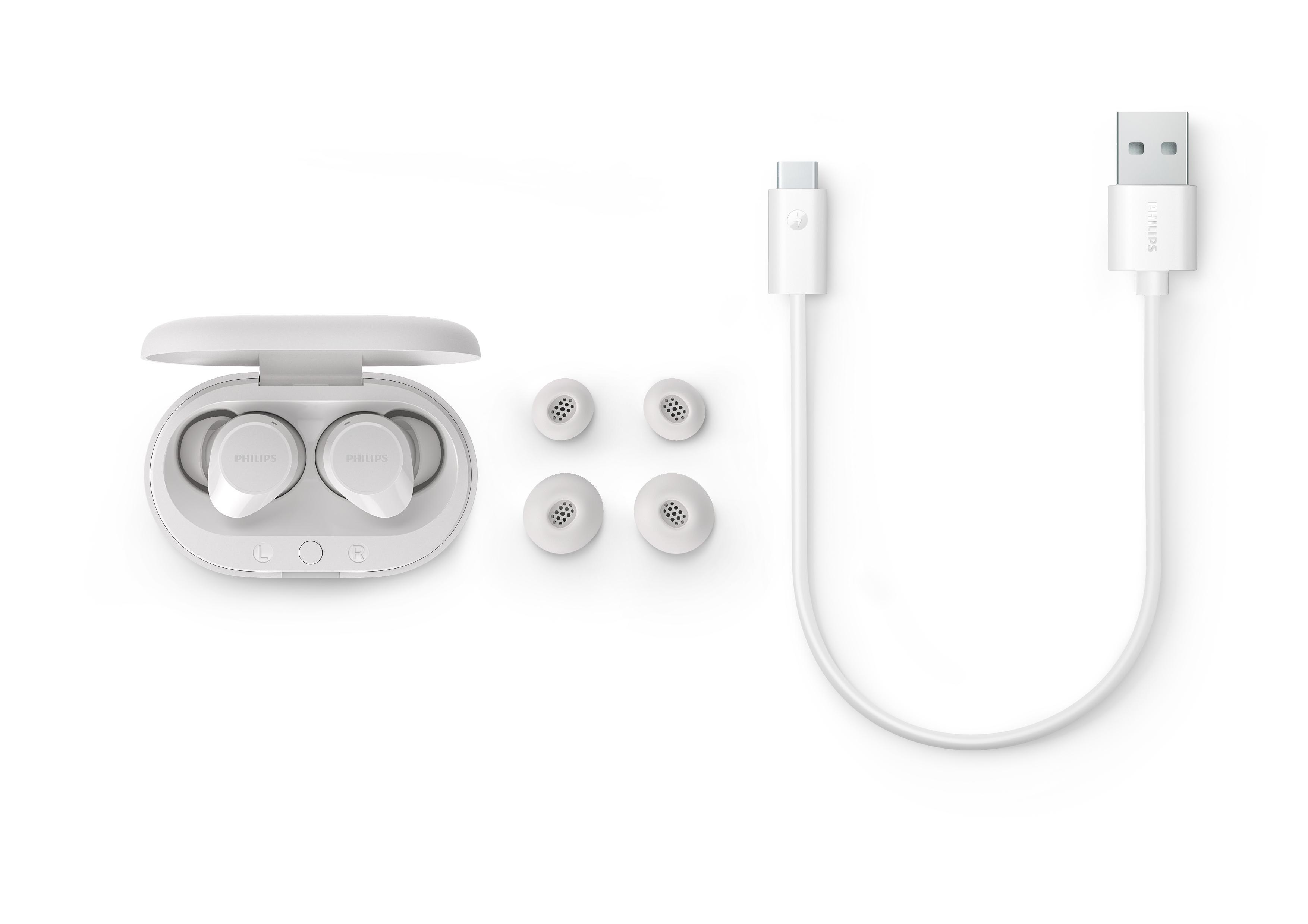 Weiße Ohrhörer, Ladekabel und zusätzliche Ohrstöpsel auf weißem Hintergrund.