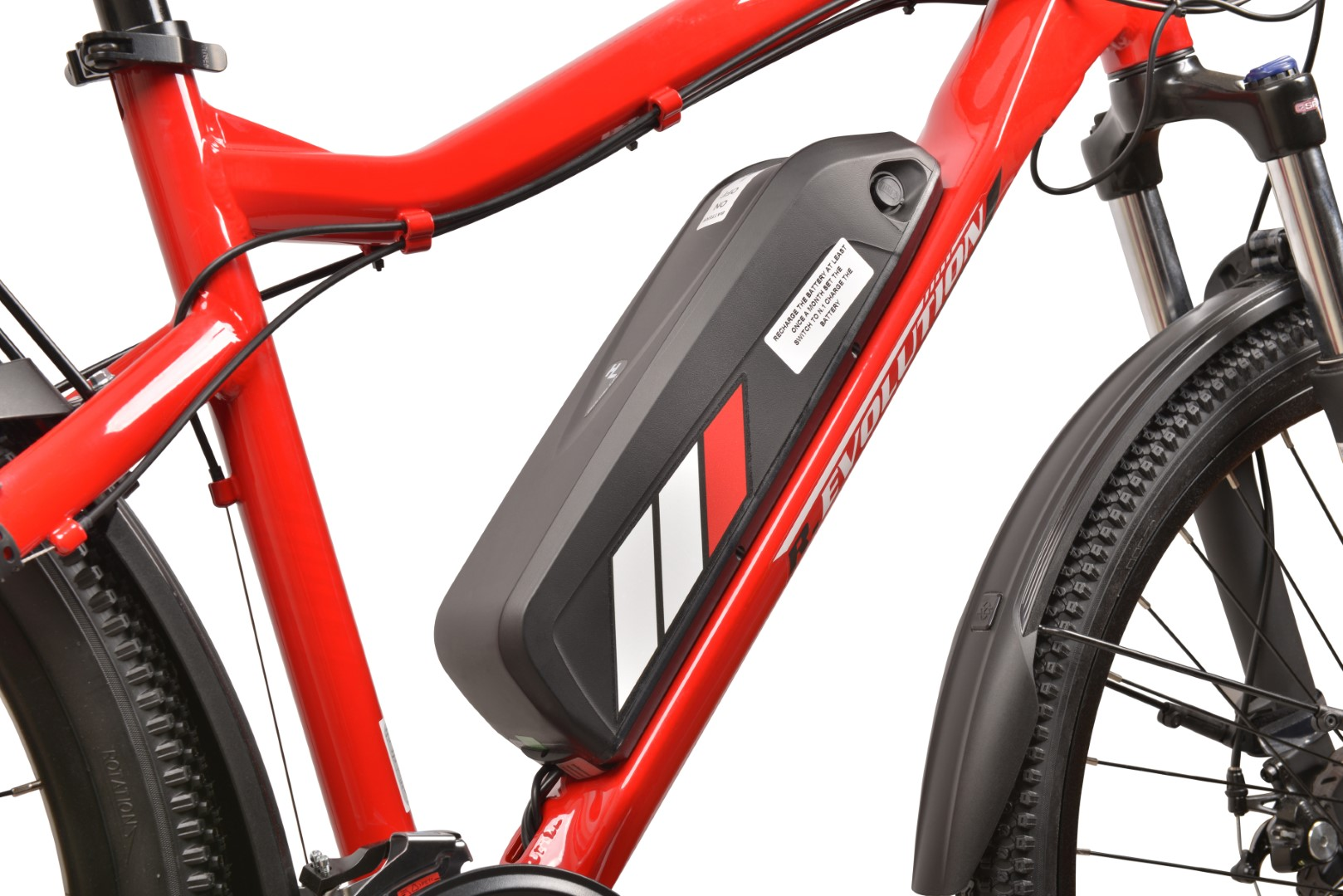 Zbliżenie czerwonego roweru elektrycznego z czarnym akumulatorem, przednim błotnikiem i oponą na białym tle.