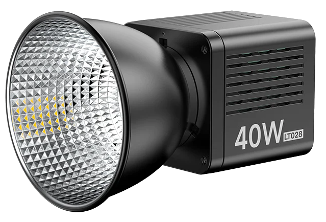 Fekete LED-lámpa 40W felirattal. Fekete háttéren van.