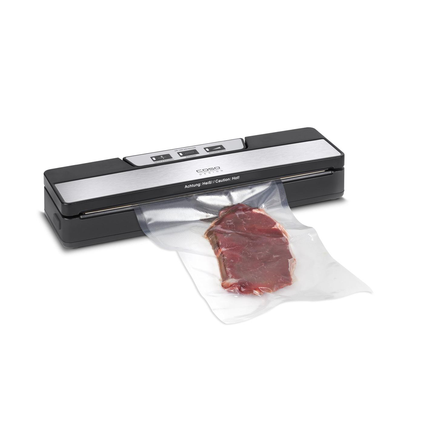 Vakuumiergerät mit einem Stück Fleisch in einem transparenten Plastikbeutel.