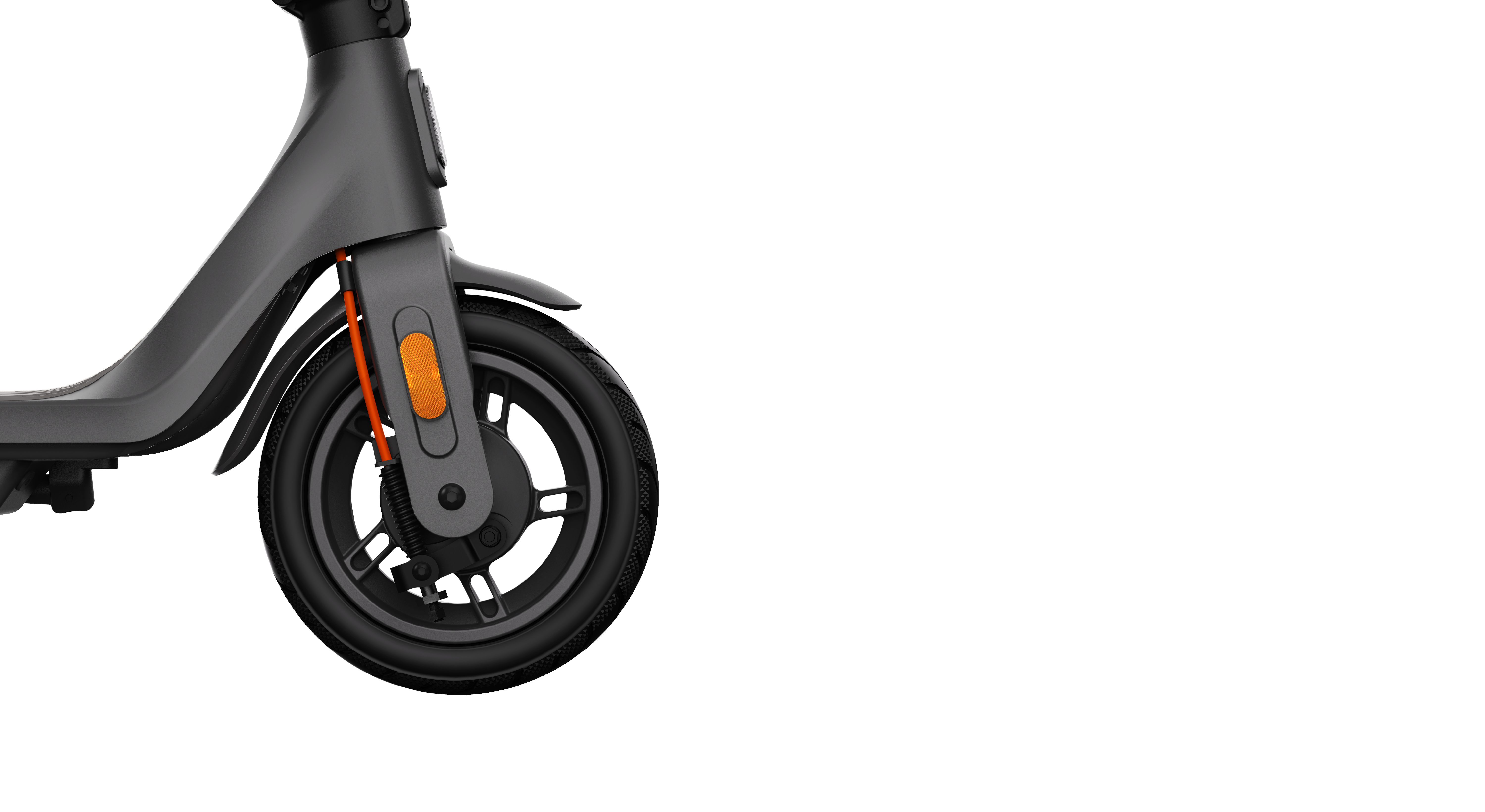 Nahaufnahme eines Elektrorollers. Dunkelgrauer Körper mit orangefarbenen Akzenten, schwarzer Reifen und weißem Hintergrund.