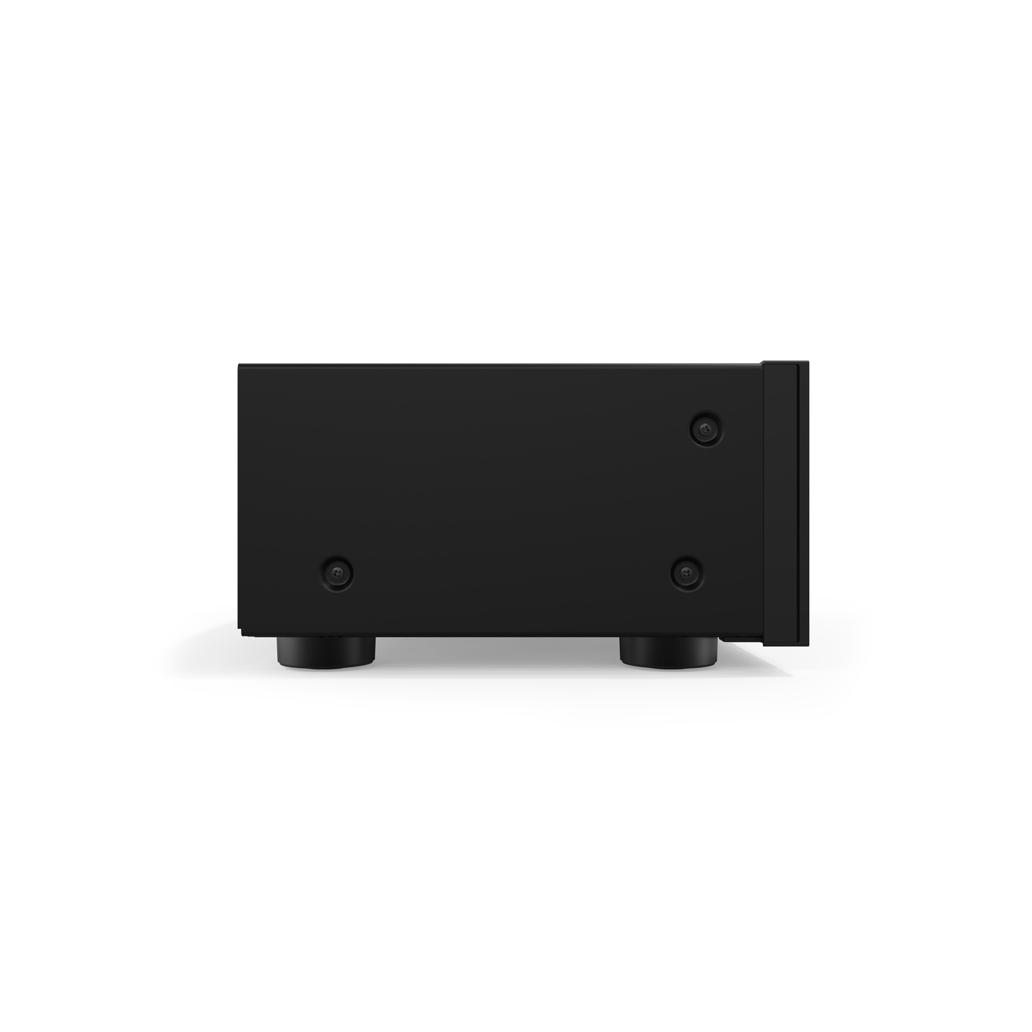Zijaanzicht van een zwarte stereoreceiver met zwarte voetjes op een wit oppervlak.