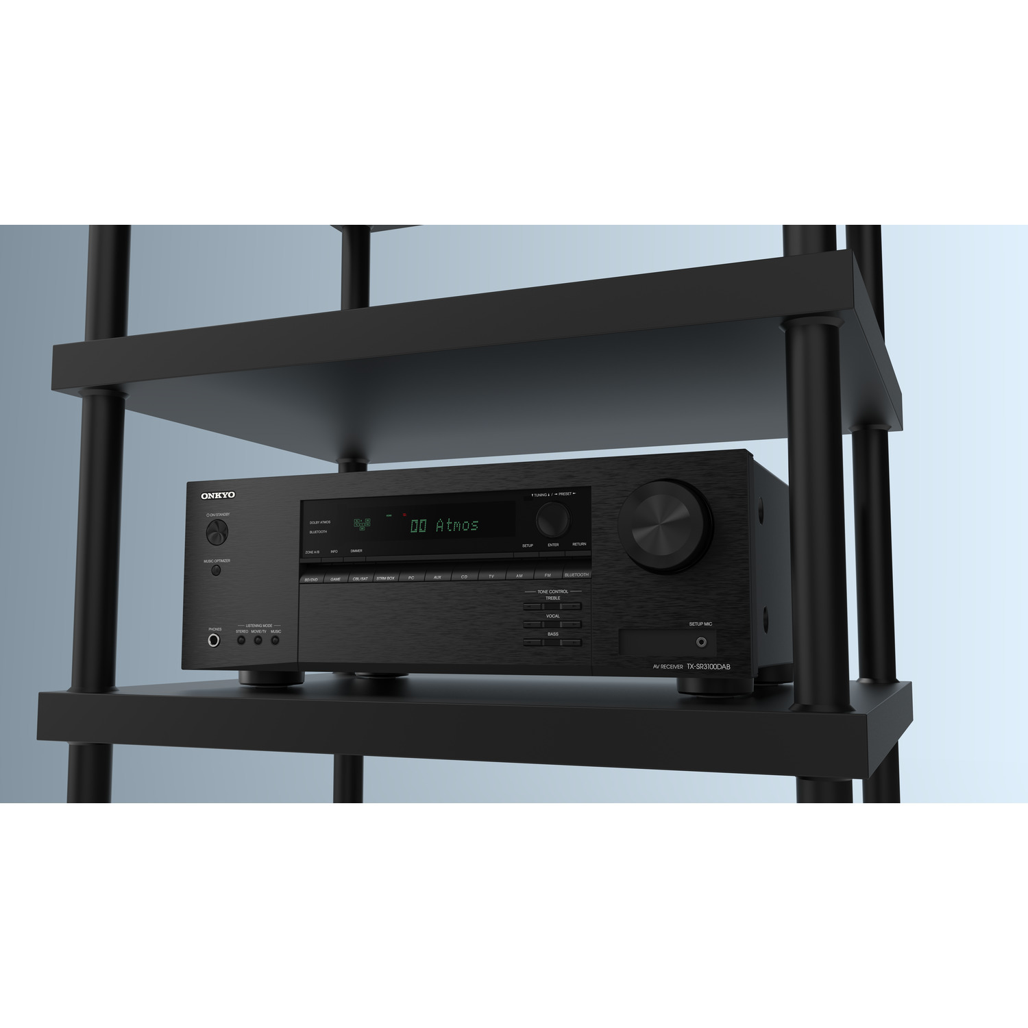 Zwarte Onkyo receiver op een plank. Zwarte planken en een lichtblauwe achtergrond. De receiver is zichtbaar.